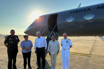 El mandatario mexicano Andrés Manuel López Obrador (c), antes de abordar una aeronave rumbo a Acapulco, hoy, en la Ciudad de México (México).