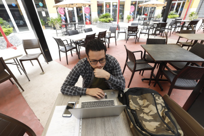 Alternativa. Para seguir laborando, los ciudadanos usan redes públicas de plazas comerciales o cafeterías.