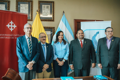 Función. La prefecta en una reciente cita con académicos de Guayaquil.