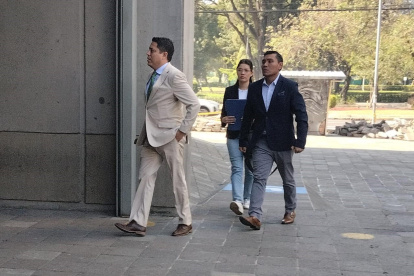 Patrocinio. Carlos Soria, abogado de la prefecta de Pichincha Paola Pabón, ingresa a la Fiscalía.