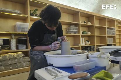 Una mujer trabaja con cerámica en el taller Wecandoo de París