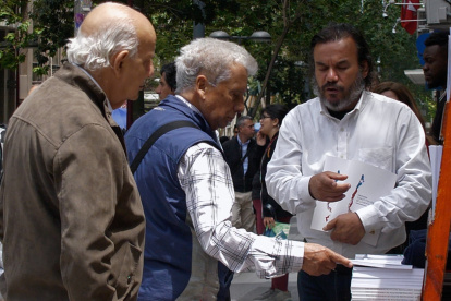 Santiago. Una persona comercializa en estos días copias de la nueva propuesta constitucional.