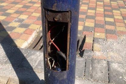 Daños. Cables y conductores eléctricos fueron robados en un parque.