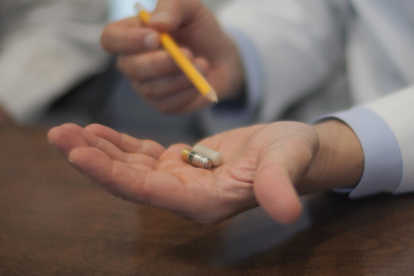 El Dr. Ali Rezai sostiene el VM Pill de Celero. Crédito: Instituto de Neurociencias Rockefeller de la WVU.