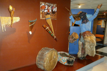 Exhibición de e una muestra de la cultura afroecuatoriana en el museo Etnográfico de Cuenca.