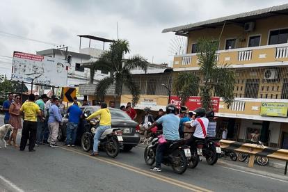 Robo. Los testigos se acercaron para auxiliar a la víctima.