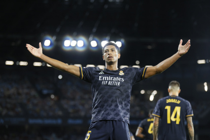 VIGO (GALICIA), 25/08/2023.- El centrocampista británico del Real Madrid Jude Bellingham celebra su gol durante el partido correspondiente a la Jornada 3 de LaLiga que enfrenta este viernes al Celta de Vigo y Real Madrid en el estadio de Balaídos, en Vigo. EFE/Lavandeira