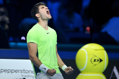 Turin (Italy), 17/11/2023.- Carlos Alcaraz of Spain celebrates during the match against Daniil Medvedev of Russia at the Nitto ATP Finals tennis tournament in Turin, Italy, 17 November 2023. (Tenis, Italia, Rusia, España) EFE/EPA/Alessandro Di Marco