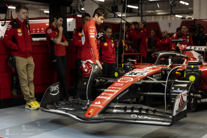 Las Vegas (United States), 17/11/2023.- Scuderia Ferrari driver Charles LeClerc of Monaco looks at his car prior to a practice session for the Formula 1 Las Vegas Grand Prix, in Las Vegas, USA, 17 November 2023. (Fórmula Uno) EFE/EPA/ETIENNE LAURENT