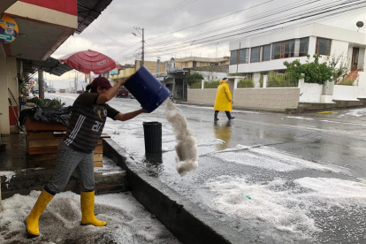 Limpieza. Los habitantes de Latacunga limpiaron los ingresos a sus casas y negocios para evitar que el agua entrara.