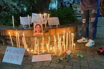 Luto. Estudiantes de la Facultad de Filosofía hicieron una vigilia y colocaron velas con mensajes para Abigaíl.