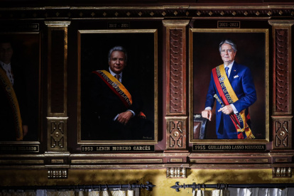 El retrato del presidente Guillermo Lasso está junto al del exmandatario Lenin Moreno.