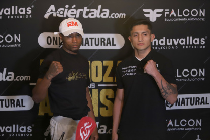 El tricolor Alexander Espinoza (i) y el mexicano Néstor Alonso (d) están listos para enfrentarse en una combate a ocho asaltos.
