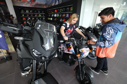 Concesionaria. Una mujer cotiza una motocicleta en Samadi, en Guayaquil.