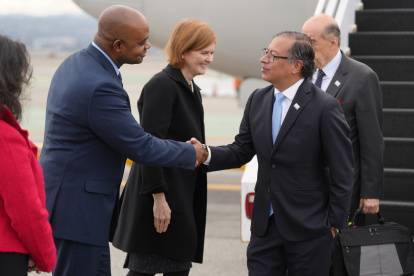 El mandatario Gustavo Petro (d), saluda al embajador de Colombia en Estados Unidos, Luis Gilberto Murillo (i), a su llegada a San Francisco (California, EE.UU.).
