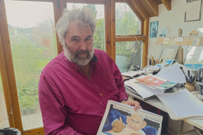 El mítico caricaturista británico Steve Bell aparece con uno de sus controvertidas caricaturas.