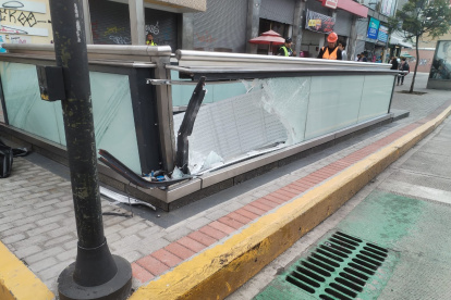 El conductor que se impactó contra la estación se dio a la fuga.