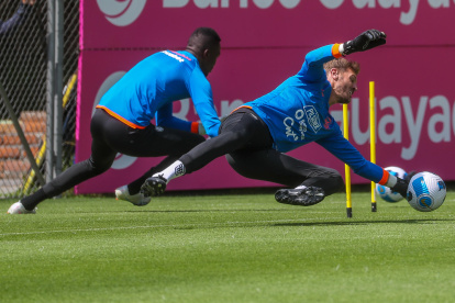 El arquero Javier Burrai (c) participa en un entrenamiento hoy, en la Casa de la Selección, en Quito (Ecuador).