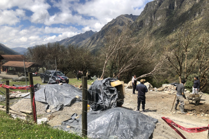 Varias edificaciones son construidas sin contar con los permisos municipales en zonas prohibidas del Cajas.