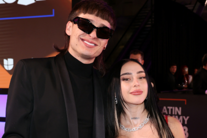 En los Premios Grammy Latinos, Nicki Nicole y Peso Pluma posaron por primera vez juntos en una alfombra roja.