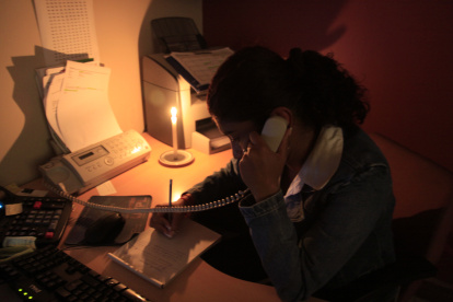 Apagón. Los inconvenientes en una oficina por el corte de energía.
