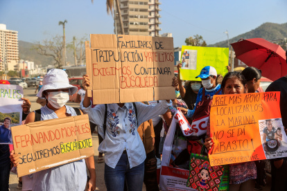 MEX2132. ACAPULCO (MÉXICO),18/11/2023.- Familiares de personas desaparecidas por el paso del huracán Otis, protestan hoy en el balneario de Acapulco, en el estado de Guerrero (México). Familiares de al menos unos 20 marineros y tripulantes desaparecidos en embarcaciones durante el paso del huracán Otis, que hasta ahora ha dejado 49 muertos, se manifestaron este sábado en el balneario de Acapulco, principal zona de impacto, para exigir a autoridades su búsqueda y localización. EFE/David Guzmán