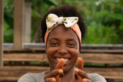 Fotografía cedida hoy por Ayuda en Acción que muestra a una mujer mientras deja caer granos de cacao cultivado de forma orgánica y ningún químico, en Tumaco, Nariño (Colombia). EFE/AYUDA EN ACCIÓN/Gabriel Ferrero