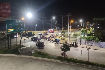 Los atacantes disparaban a los uniformados desde un vehículo y una motocicleta.