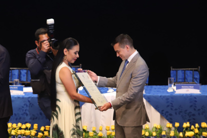 Credenciales. El miércoles, en el Teatro Sucre de Quito, Daniel Noboa recibió de la presidenta del CNE, Diana Atamaint, su credencial de presidente.
