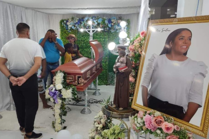 El recorrido del féretro de Adis Solís culminó en su casa, ubicada en el barrio 3 de Julio.