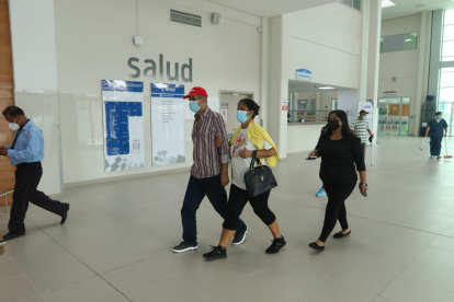 Salud. Afiliados y familiares acuden a una cita médica en una unidad hospitalaria del IESS.