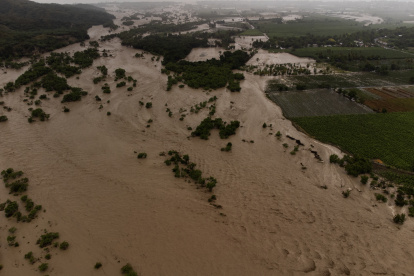PALMAR DE OCOA (REPÚBLICA DOMINICANA), 04/10/2023.- Fotografía aérea que muestra el Río Ocoa completamente desbordado y con un intenso caudal producto de la fuertes lluvias, hoy en Palmar de Ocoa (República Dominicana). Una persona está desaparecida, al menos 1.522 fueron desplazadas de sus hogares y un puente colapsó debido a las intensas lluvias en la República Dominicana, que han llevado a las autoridades a decretar la alerta en 30 de las 32 provincias del país, 11 en nivel rojo. EFE/Orlando Barría