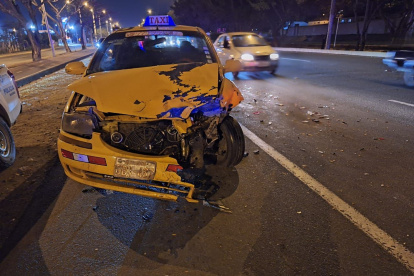 Consecuencia. Así quedó el taxi en que se movilizaban los sospechosos.