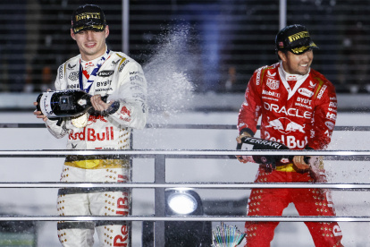 Max Verstappen (i) y Sergio "Checo" Pérez en el podio del Gran Premio de Las Vegas.