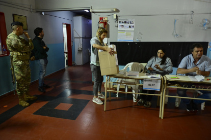 Jurados organizan un puesto de votaciones hoy, en Buenos Aires (Argentina).