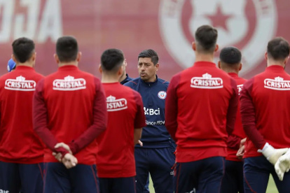 La selección de Chile tiene a Nicolás Córdova (c) como entrenador interino.
