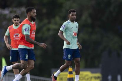 Rodrygo (d) deberá asumir el liderazgo en el ataque tras las bajas de Vinicius y Neymar.