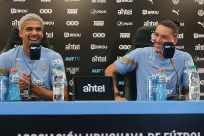 Ronald Araújo (i) y Darwin Núñez (d) hablaron sobre el partido ante Bolivia.