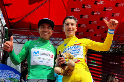 Nixon Rosero (d) es líder de la clasificación general, y Byron Guamá (i), de la regularidad.