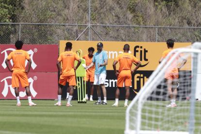 El entrenador Félix Sánchez Bas (c) ha sido blanco de críticas por el juego presentando por la Tricolor en las eliminatorias.