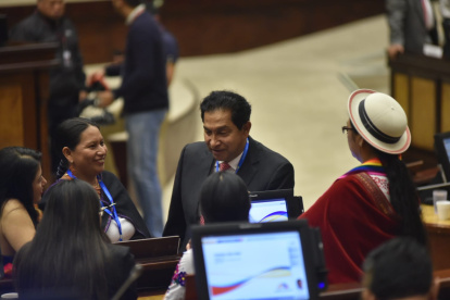 Lucio Gutiérrez mantenía diálogos con las legisladoras de Pachakutik.