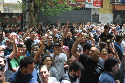 AME8174. BUENOS AIRES (ARGENTINA), 19/11/2023.- Personas se congregan durante la jornada electoral hoy en Buenos Aires (Argentina). A la espera del escrutinio definitivo, que se hará durante la semana entrante, la participación de las elecciones 2023 es la menor de los 40 años del retorno a la democracia después de la última dictadura militar (1976-1983) en Argentina. EFE/Enrique Garcia Medina