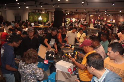 Compras.- Los clientes aprovechan los descuentos de la campaña "Al que Madruga, Mall del Sol lo Ayuda".