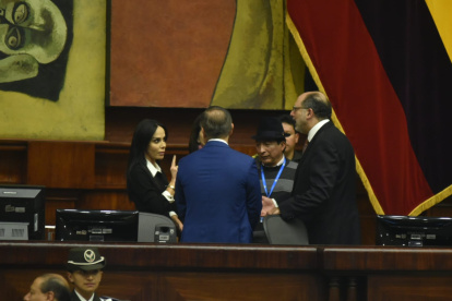 Marcela Holguín (i) y el presidente de la Asamblea, Henry Kronfle, previo al inicio de la sesión.