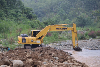 Trabajos. Con maquinaria pesada se trabaja para evitar inundaciones.