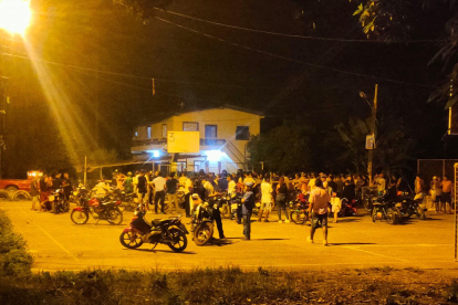 Vecinos y curiosos llegaron hasta la cancha de un caserío rural de Puebloviejo donde ocurrió la balacera.