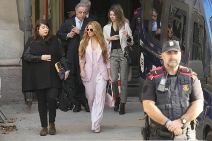 La cantante Shakira a su salida de la Audiencia de Barcelona tras aceptar este lunes el pago de una multa millonaria a cambio de una rebaja de condena que evitará su entrada en prisión, tras admitir que defraudó 14,5 millones a Hacienda entre los años 2012 y 2014.