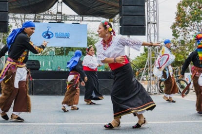 Durante la feria también se presentaron grupos folklóricos de la ciudad.