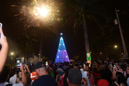 Espectáculo. El encendido del árbol navideño congregó a decenas de residentes.