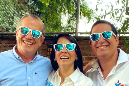 Ricardo Patiño (izquierda) junto al entonces binomio presidencial del correísmo conformado por Luisa González y Andrés Arauz.